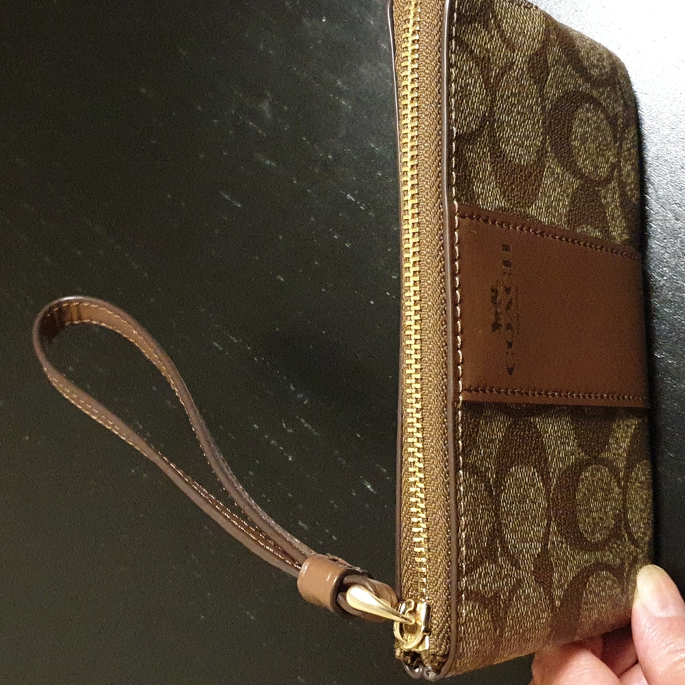 Coach corner zip wristlet - Picture 2 of 4